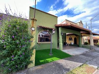 Se vende casa con jardin en San Francisco Heredia A24-1129