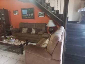 Se vende amplia casa con patio en Heredia Heredia A24-736