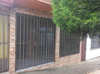 Se vende amplia casa con patio en Heredia Heredia A24-736