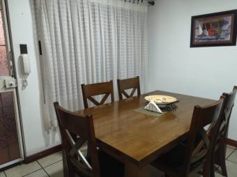 Se vende casa con mucha luz natural en Zapote San Jose A24-884