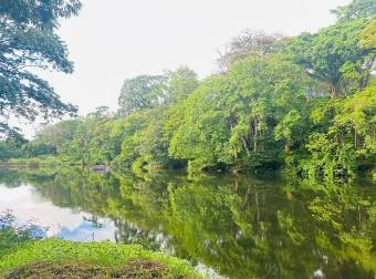 Eco Hotel con río, rodeado de naturaleza, ubicado en La Cruz