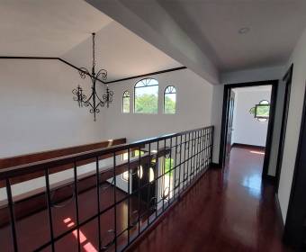 Casa a la venta en el lujoso condominio Bosques de Altamonte en Curridabat.