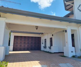 Casa a la venta en el lujoso condominio Bosques de Altamonte en Curridabat.