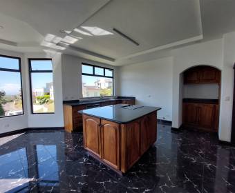 Casa a la venta en el lujoso condominio Bosques de Altamonte en Curridabat.