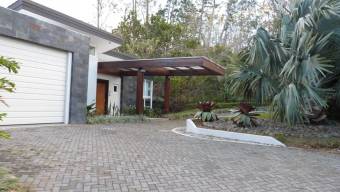 Se vende moderna casa con piscina en San Rafael Escazú 23-2877