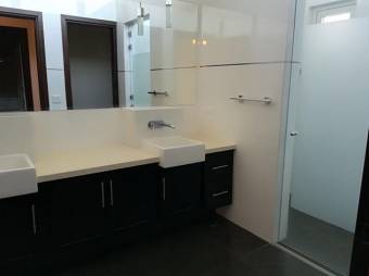 Se vende moderna casa con piscina en San Rafael Escazú 23-2877