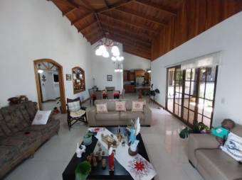 Se vende moderna casa con 2,042m2 en Santa Ana 23-1553