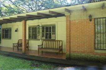 Se vende casa con amplio lote de 5,640m2 en Brasil Santa Ana 24-393