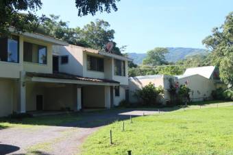 Se vende casa con amplio lote de 5,640m2 en Brasil Santa Ana 24-393