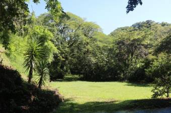 Se vende lote de 5,640m2 con uso Residencial en Brasil Santa Ana 24-395