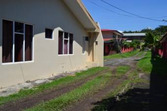 Se vende amplio lote con 4 apartamentos en Pozos Santa Ana 23-454