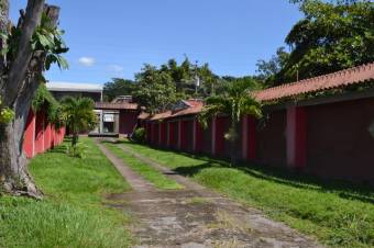 Se vende amplio lote con 4 apartamentos en Pozos Santa Ana 23-454