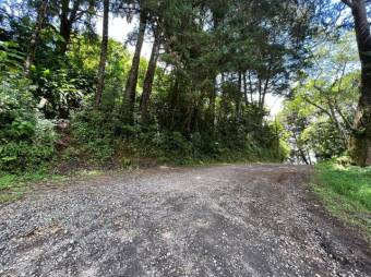 Se vende amplio lote con 1,097m2 en San Jose de la Montaña 25-145