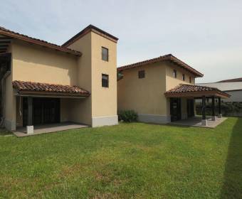 Casa de 4 habitaciones en condominio Hacienda Del Sol, Santa Ana.