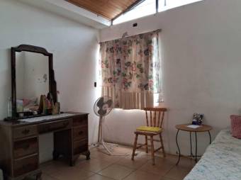 Se vende casa con uso de suelo mixto en Uruca San Jose A25-119