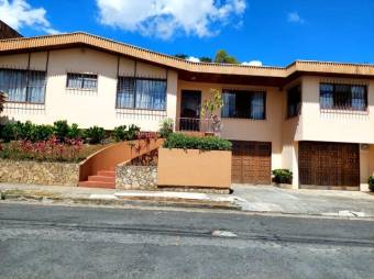 Se vende casa con patio y jardin en Mata Redonda San Jose A24-1275