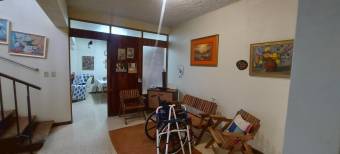 Se vende casa con patio y terraza en Mercedes Montes de Oca A25-269