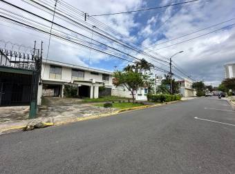 HOUSE FOR SALE WITH USE OF MIXED LAND IN NEIGHBORHOOD ESCALANTE