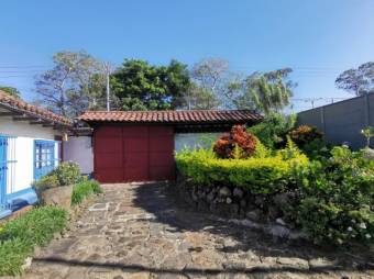 Se vende lote con uso de suelo mixto en Santa Rosa Heredia 25-438