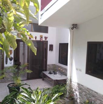 Se vende espaciosa casa con jardín en Barva Heredia 24-804