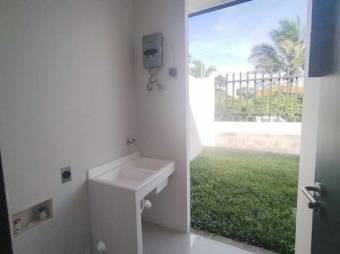 Se alquila espaciosa casa en condominio de Pozos Santa Ana 25-636