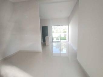 Se alquila espaciosa casa en condominio de Pozos Santa Ana 25-636