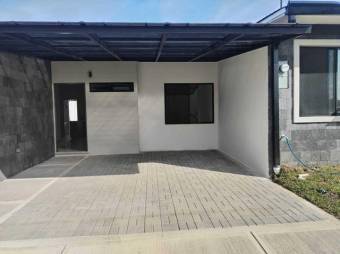 Se alquila espaciosa casa en condominio de Pozos Santa Ana 25-636