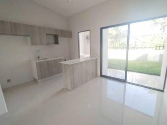 Se alquila espaciosa casa en condominio de Pozos Santa Ana 25-636