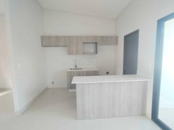 Se alquila espaciosa casa en condominio de Pozos Santa Ana 25-636