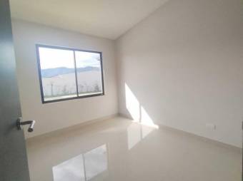 Se alquila espaciosa casa en condominio de Pozos Santa Ana 25-636