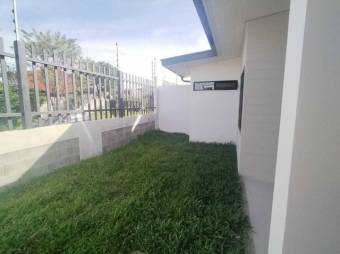 Se alquila espaciosa casa en condominio de Pozos Santa Ana 25-636