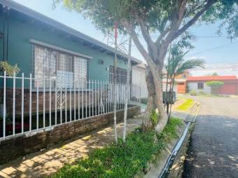 Se vende espaciosa casa en Santa Lucia Heredia 24-1694