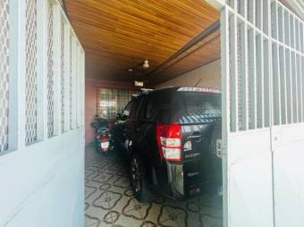 Se vende espaciosa casa en Santa Lucia Heredia 24-1694