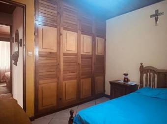 Se vende espaciosa casa en Santa Lucia Heredia 24-1694