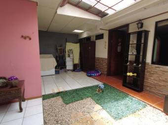 Se vende espaciosa casa con terraza en Ulloa Heredia 25-496