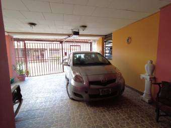 Se vende espaciosa casa con terraza en Ulloa Heredia 25-496