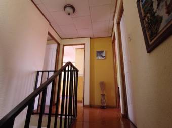 Se vende espaciosa casa con terraza en Ulloa Heredia 25-496