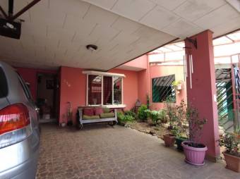 Se vende espaciosa casa con terraza en Ulloa Heredia 25-496