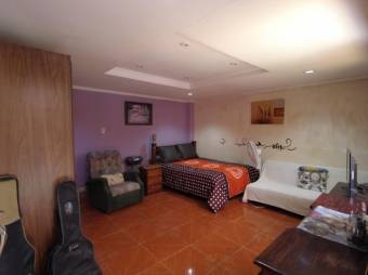 Se vende espaciosa casa con terraza en Ulloa Heredia 25-496