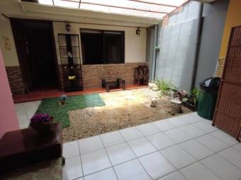 Se vende espaciosa casa con terraza en Ulloa Heredia 25-496