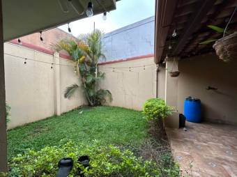 Se vende casa con patio en condominio de San Francisco Heredia 25-499