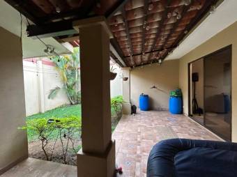 Se vende casa con patio en condominio de San Francisco Heredia 25-499