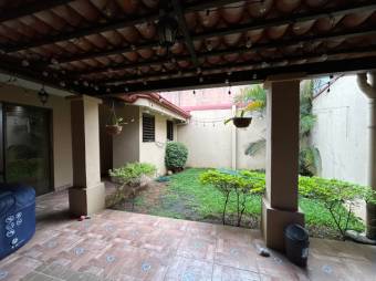 Se vende casa con patio en condominio de San Francisco Heredia 25-499