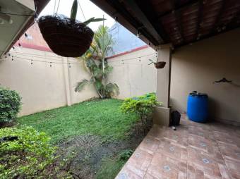 Se vende casa con patio en condominio de San Francisco Heredia 25-499