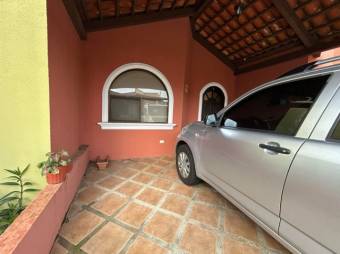 Se vende casa con patio en condominio de San Francisco Heredia 25-499