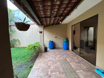 Se vende casa con patio en condominio de San Francisco Heredia 25-499