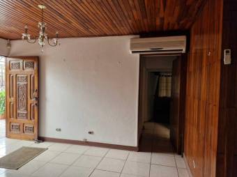 Se vende espaciosa casa en San Antonio Heredia 25-556