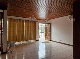 Se vende espaciosa casa en San Antonio Heredia 25-556