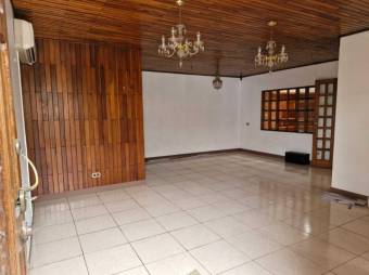 Se vende espaciosa casa en San Antonio Heredia 25-556