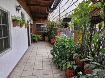 Se vende espaciosa casa en San Antonio Heredia 25-556